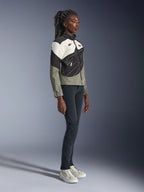 Chaqueta Alpinestars Stella Moshell, chaqueta de moto urbana para mujer, gris, negra y blanco roto con detalles rosas, vista de cuerpo completo de una modelo con pantalones oscuros y zapatillas, diseño contemporáneo inspirado en el estilo streetwear para la conducción urbana