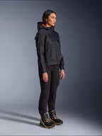 Pantalones Alpinestars Actea para mujer en negro, corte regular con bolsillos cargo, combinados con una chaqueta Molly Air negra con detalles naranjas y calzado de conducción de caña alta, ropa de moto urbana contemporánea para mujer