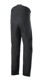 Pantalón Alpinestars AMT Storm Gear Drystar® XF, sobrepantalones de moto negros, vista trasera con conector de cintura con cremallera de circunferencia completa, dobladillos elásticos y aberturas de pierna con cremallera para conducción en climas húmedos.