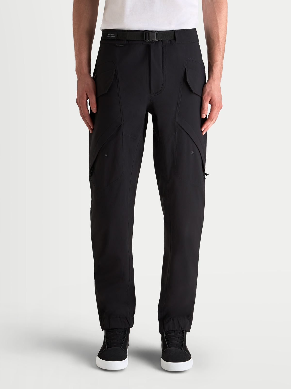 Alpinestars Juggernaut V2 Drystar Pantalones, pantalones de moto urbanos para hombre, negros, vista frontal en modelo con bolsillos cargo
