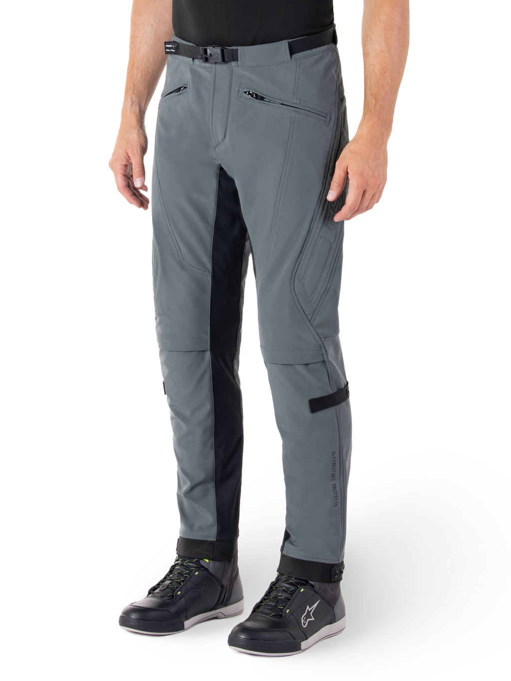 Pantalones Alpinestars Alden, pantalones de moto en gris urbano y negro, pantalones textiles de conducción inspirados en el estilo urbano con softshell elástico de 3 capas, paneles interiores negros, cinturón integrado, corte entallado por debajo de la rodilla, usados con calzado de conducción negro