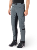 Pantalones Alpinestars Alden, pantalones de moto en gris urbano y negro, pantalones textiles de conducción inspirados en el estilo urbano con softshell elástico de 3 capas, paneles interiores negros, cinturón integrado, corte entallado por debajo de la rodilla, usados con calzado de conducción negro