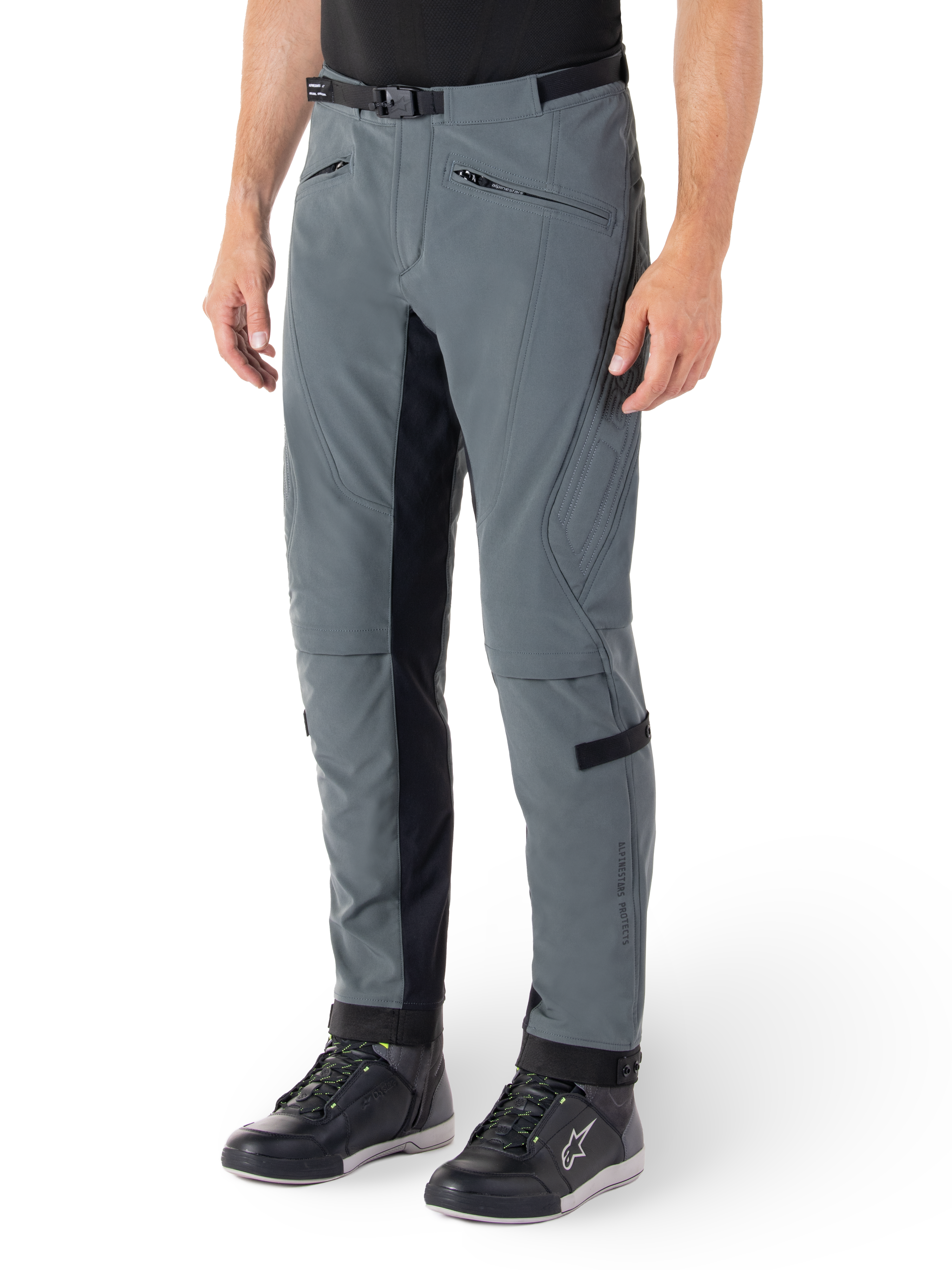 Pantalones Alpinestars Alden, pantalones de moto en gris urbano y negro, pantalones textiles de conducción inspirados en el estilo urbano con softshell elástico de 3 capas, paneles interiores negros, cinturón integrado, corte entallado por debajo de la rodilla, usados con calzado de conducción negro