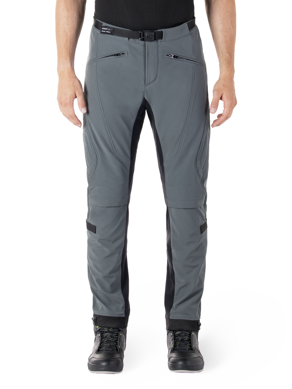 Alpinestars Alden Pants, pantalones técnicos de conducción para moto, gris urbano con paneles negros, vista frontal con bolsillos con cremallera y cinturón magnético integrado, diseño softshell de ajuste entallado para desplazamientos urbanos