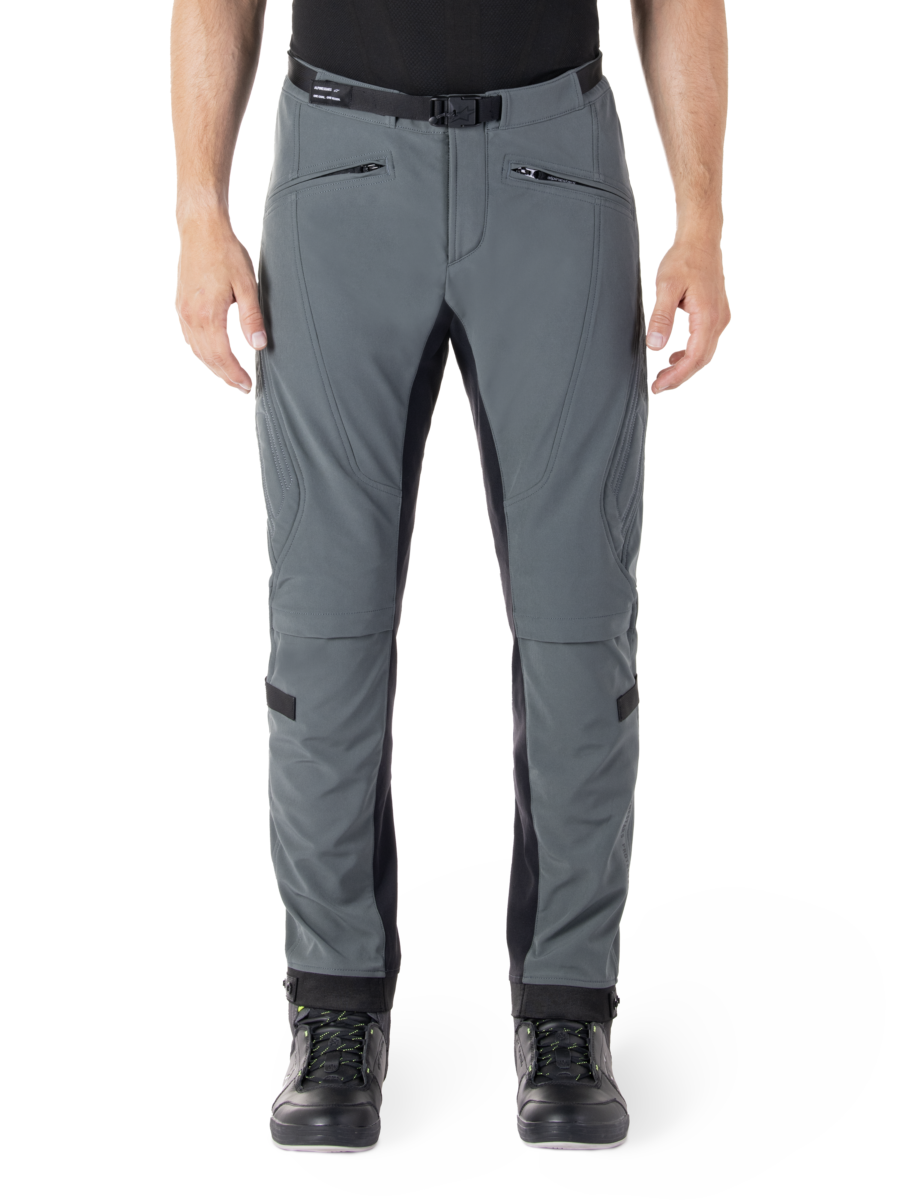Alpinestars Alden Pants, pantalones técnicos de conducción para moto, gris urbano con paneles negros, vista frontal con bolsillos con cremallera y cinturón magnético integrado, diseño softshell de ajuste entallado para desplazamientos urbanos
