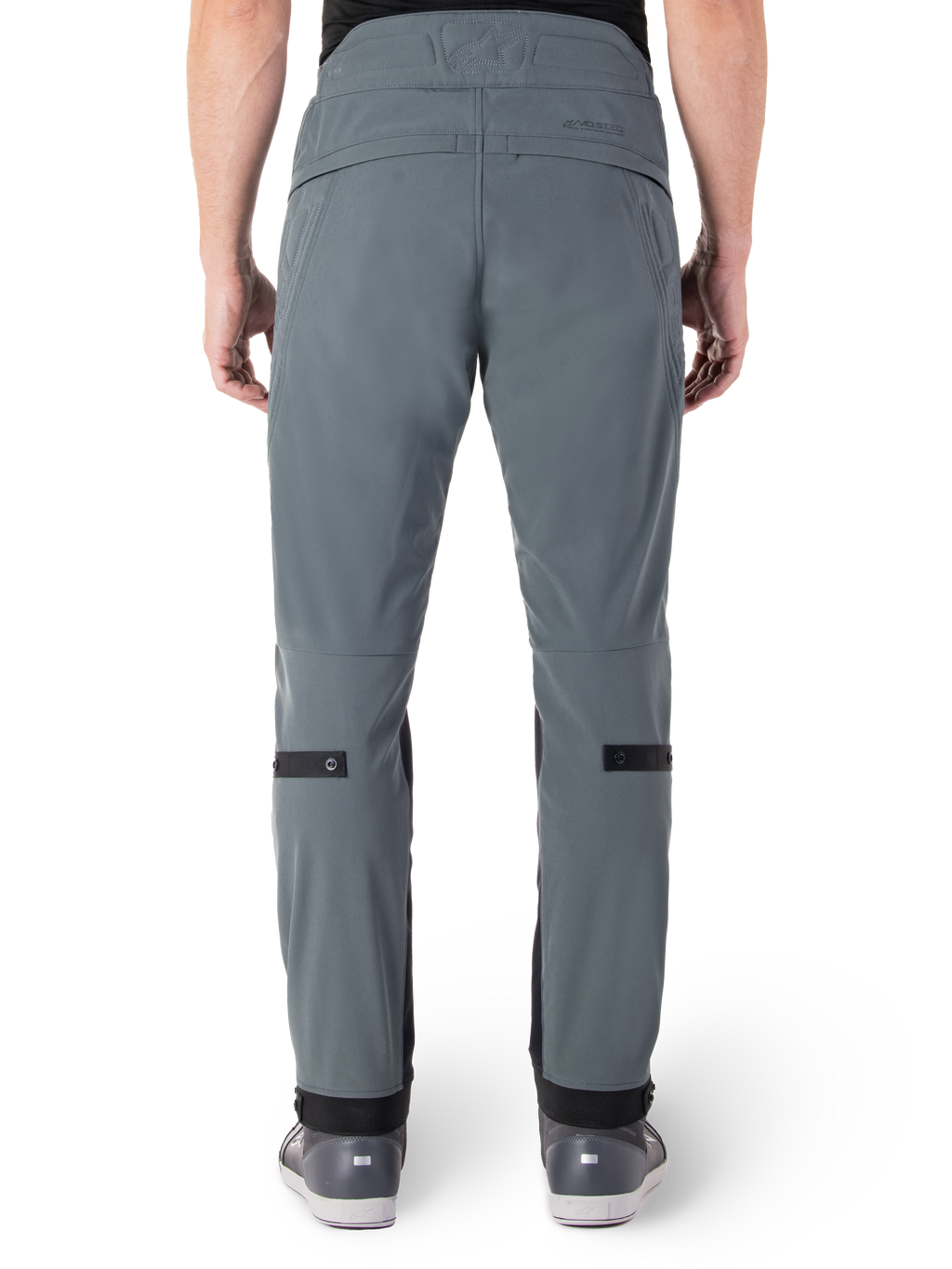 Alpinestars Alden Pants, Urban Gray, vista trasera de pantalones de moto urbanos para hombre, corte ajustado bajo la rodilla con correas de ajuste negras en las pantorrillas, diseño de cintura alta con el logotipo MO.ST.EQ. en el canesú trasero, usados con calzado de conducción gris