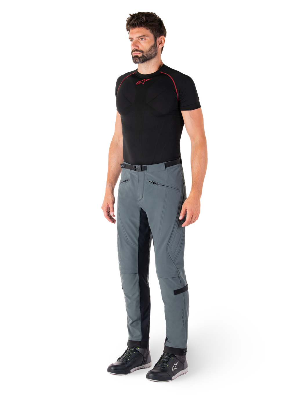 Pantalones Alpinestars Alden, pantalones técnicos de motociclismo en color Urban Gray, con paneles laterales acolchados y tejido elástico negro en el interior de la pierna, combinados con una capa base negra y calzado de conducción, equipamiento de conducción urbana inspirado en el estilo streetwear