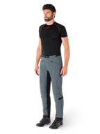 Pantalones Alpinestars Alden, pantalones técnicos de motociclismo en color Urban Gray, con paneles laterales acolchados y tejido elástico negro en el interior de la pierna, combinados con una capa base negra y calzado de conducción, equipamiento de conducción urbana inspirado en el estilo streetwear