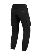 Pantalones Cargo Alpinestars Flex-AST, negros, vista trasera de tres cuartos, pantalones de moto urbanos con grandes bolsillos cargo laterales, dobladillos elásticos y marca sutil en el bolsillo trasero.