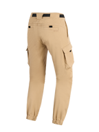 Alpinestars Flex-AST Cargo Pants, beige claro, pantalones de moto, vista trasera que muestra las piernas cónicas con dobladillos elásticos, bolsillos cargo laterales y correa negra en la cintura, diseño de inspiración militar urbana