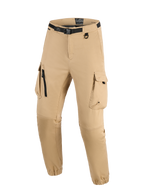 Alpinestars Flex-AST Cargo Pants, pantalones técnicos de moto urbanos en color beige claro, con cinturón negro integrado con hebilla, amplios bolsillos cargo con detalles de cremallera y solapa, anilla en D y dobladillos elásticos, estilo robusto y moderno para la conducción.