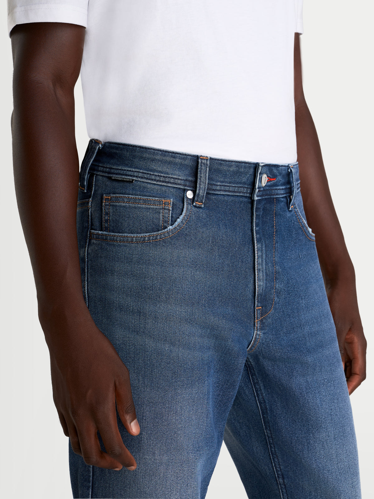 Alpinestars Flex Ast 8 Denim Pantalones, pantalones de moto urbanos para hombre, azul medio, vista de cerca de la cintura y la construcción del bolsillo delantero con modelo