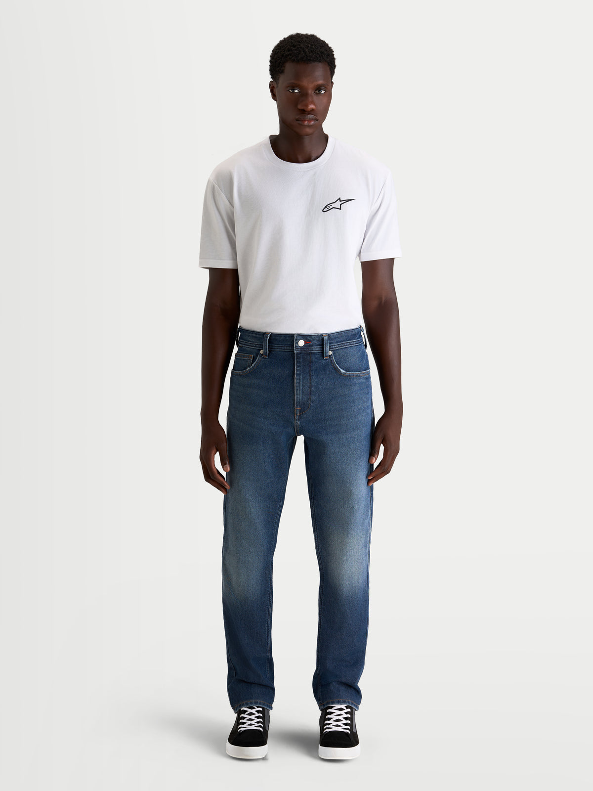 Alpinestars Flex Ast 8 Denim Pantalones, pantalones vaqueros de moto urbanos para hombre en azul medio, con certificación AA, vista frontal en modelo