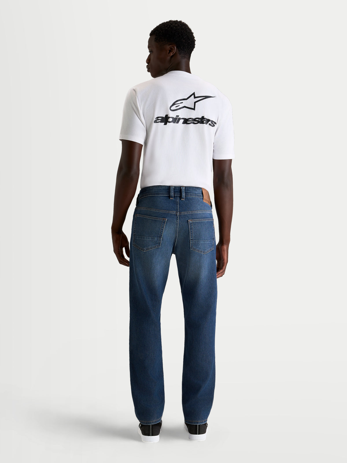 Alpinestars Flex Ast 8 Denim Pantalones, pantalones de moto urbanos para hombre en azul, vista trasera mostrando construcción de denim monocapa y diseño de cinco bolsillos en modelo