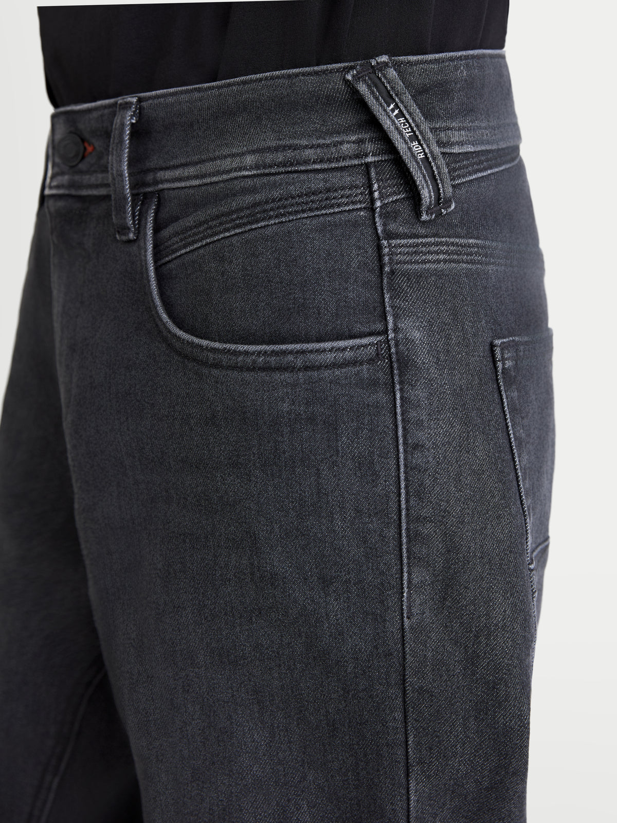 Alpinestars Flex-AST 7 Denim Pantalones, pantalones de moto urbanos para hombre, negros desgastados, vista en primer plano del bolsillo delantero y detalle de la trabilla del cinturón con marca