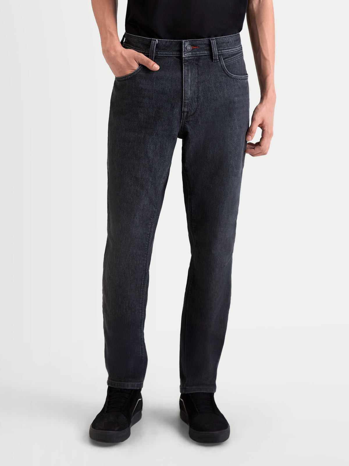 Alpinestars Flex-AST 7 Denim Pantalones, pantalones de moto urbanos para hombre en negro deslavado, con denim técnico de una sola capa, vista frontal en modelo