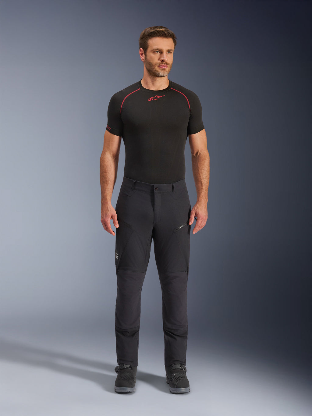 Alpinestars Flex-AST Explorer Pants, pantalones de moto adventure touring negros, hombre con pantalones de conducción textiles ajustados con bolsillos cargo con cremallera y paneles reforzados, combinados con una capa base negra y botas de moto, protección duradera para conducción adventure