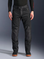Alpinestars C-1 Air Pants, pantalones textiles de moto negros, equipamiento de conducción urbana con amplios paneles de malla para el flujo de aire, secciones reforzadas en las rodillas, bolsillos delanteros con cremallera y un ajuste entallado impecable.