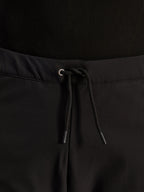 Alpinestars Aeroshell Airflow Pants, negros, primer plano de la cintura con cordón elástico interno ajustable y detalle de ojal plateado, equipamiento de motociclismo sport-touring