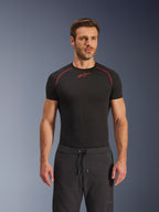 Pantalones Alpinestars Aeroshell Airflow, pantalones de moto negros, tejido softshell ligero, con cintura con cordón y ventilación perforada con láser, usados con una camiseta de capa base Alpinestars negra
