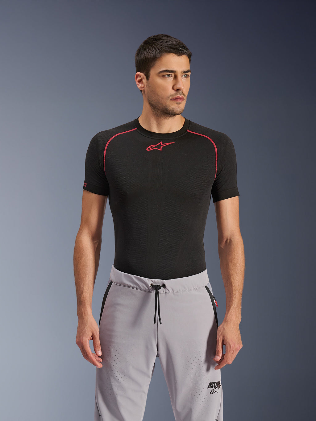 Pantalones Alpinestars Aeroshell Airflow, gris medio, pantalones de moto combinados con una capa base de alto rendimiento negra, con muslos perforados por láser, cintura con cordón y bolsillos con cremallera, estilo de conducción urbano y deportivo