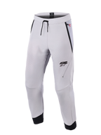 Pantalones Alpinestars Aeroshell Airflow, pantalones de moto en color gris medio, con zonas de ventilación perforadas con láser, logotipo ASTARS en el muslo izquierdo, cintura con cordón ajustable y puños negros en los tobillos, diseño técnico de softshell para conducción deportiva y urbana