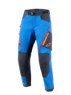 Alpinestars Maxdura Dual Pants, pantalones de moto de aventura, azul real y gris oscuro, ventilaciones con cremallera naranja en los muslos, paneles reforzados grises en las rodillas y el asiento, logotipo Astar naranja en el lateral, hebilla magnética en la cintura, equipamiento técnico para todoterreno