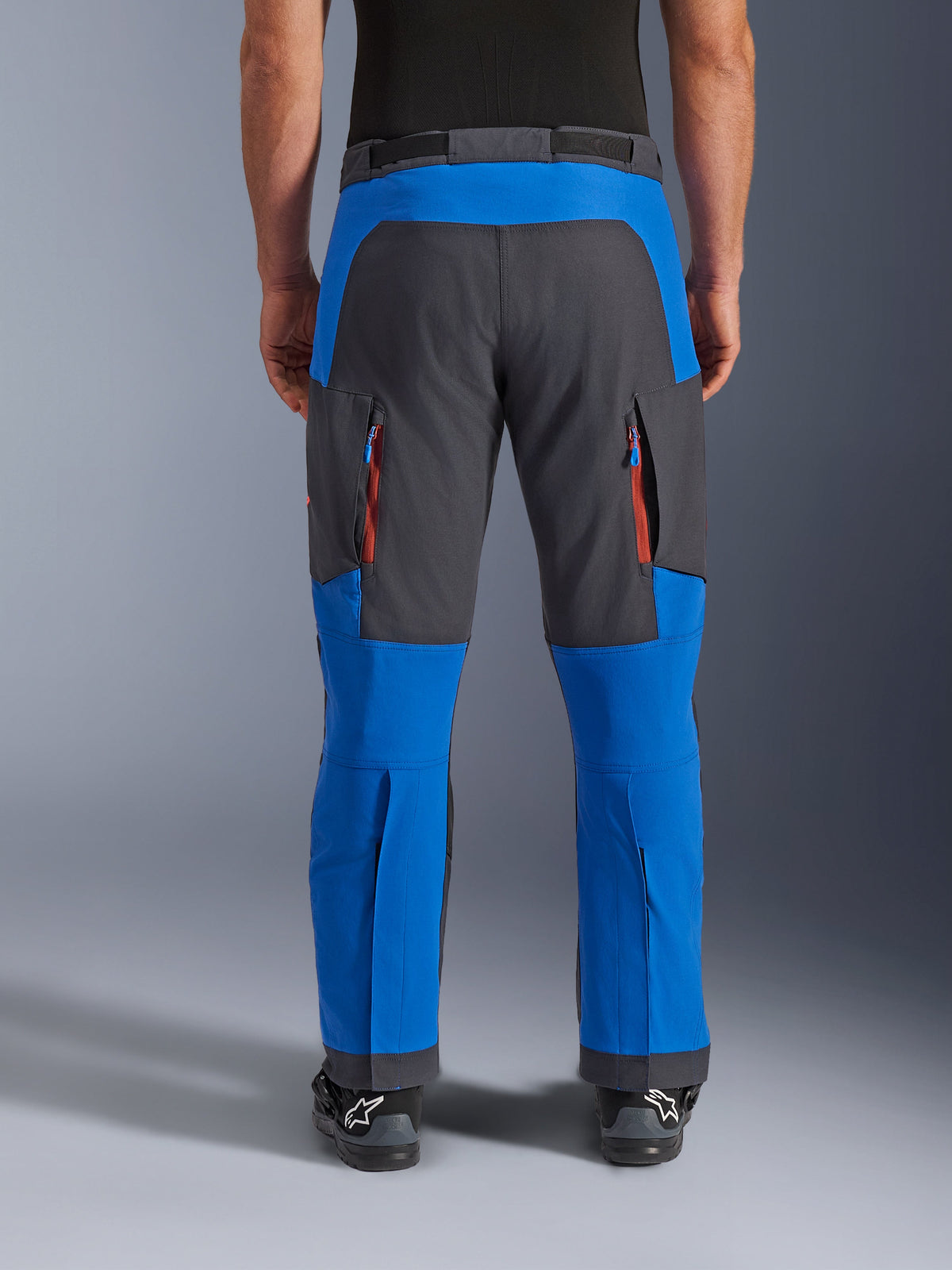 Pantalones Alpinestars Maxdura Dual, pantalones de motociclismo de aventura, azul real y gris oscuro, vista trasera con ventilaciones verticales con cremallera en los muslos y paneles de asiento reforzados, diseño sobre la bota, equipamiento técnico para conducción de doble deporte.