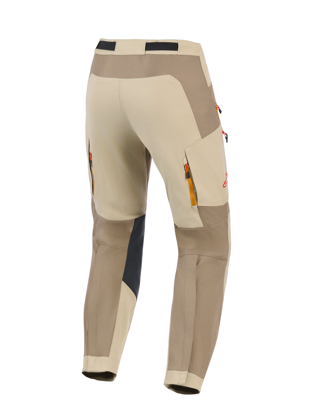 Pantalones Alpinestars Maxdura Dual, Walnut Aluminum, vista posterior de pantalones de motociclismo de aventura en color beige y marrón, con paneles interiores de las rodillas reforzados en negro, ventilaciones traseras con cremallera, detalle de logotipo en rojo y construcción en poliamida elástica duradera para conducción dual-sport