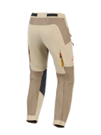 Pantalones Alpinestars Maxdura Dual, Walnut Aluminum, vista posterior de pantalones de motociclismo de aventura en color beige y marrón, con paneles interiores de las rodillas reforzados en negro, ventilaciones traseras con cremallera, detalle de logotipo en rojo y construcción en poliamida elástica duradera para conducción dual-sport