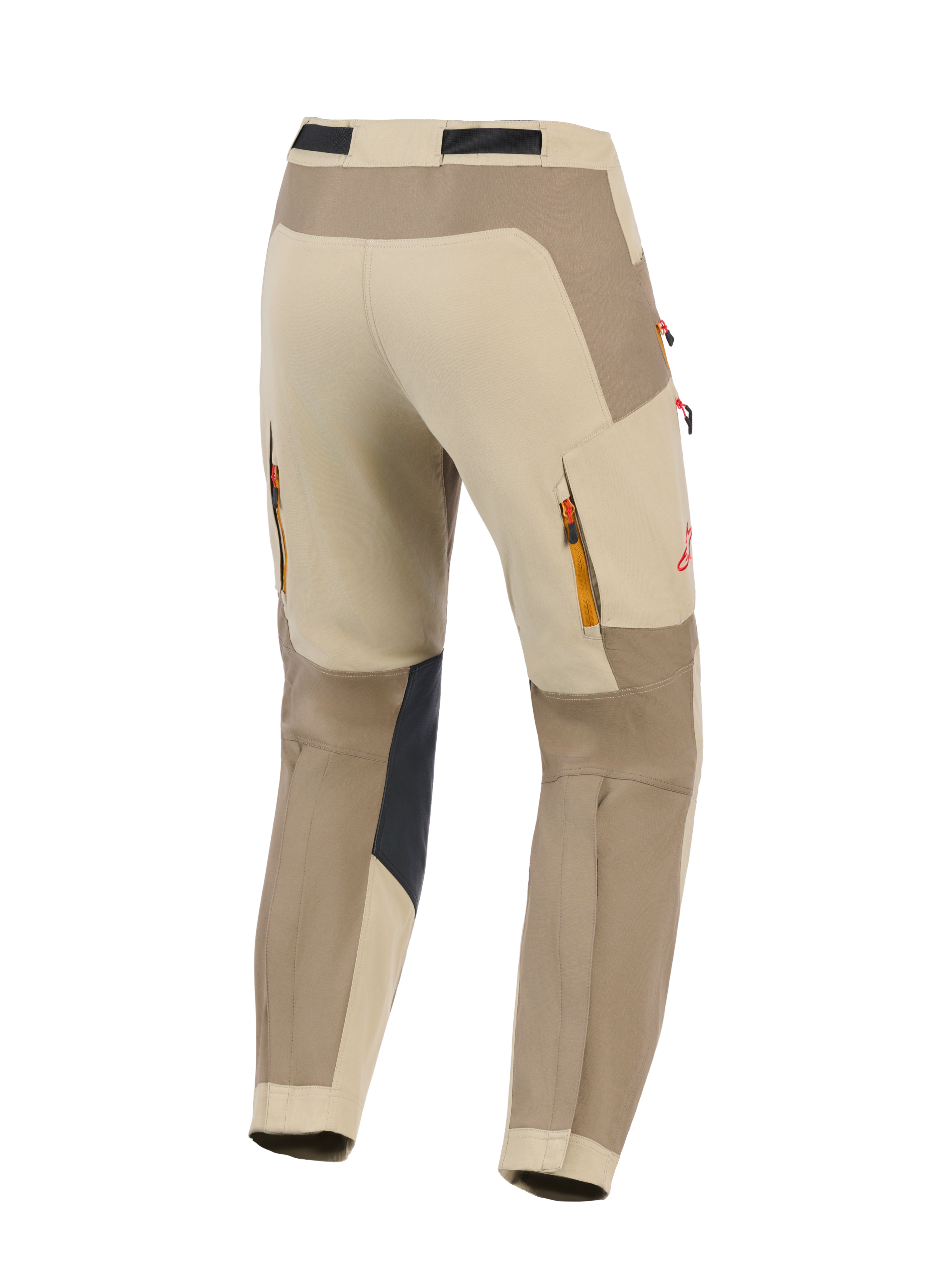 Pantalones Alpinestars Maxdura Dual, Walnut Aluminum, vista posterior de pantalones de motociclismo de aventura en color beige y marrón, con paneles interiores de las rodillas reforzados en negro, ventilaciones traseras con cremallera, detalle de logotipo en rojo y construcción en poliamida elástica duradera para conducción dual-sport