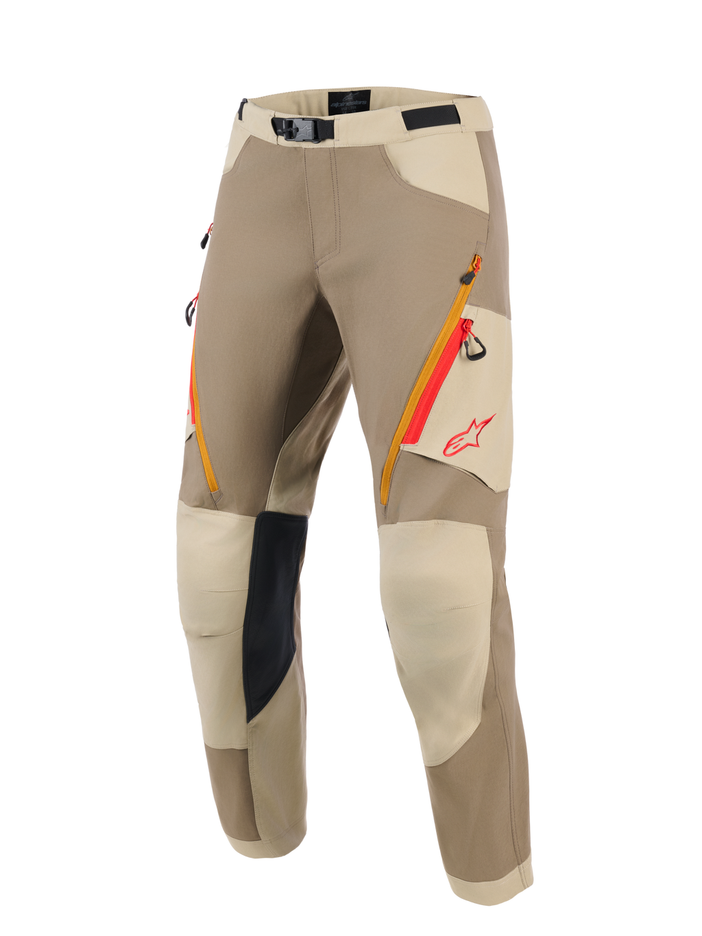 Pantalones Alpinestars Maxdura Dual, pantalones de moto para aventura, combinación de colores nogal y aluminio, con bolsillos con cremallera en los muslos en naranja y rojo, paneles de rodilla reforzados en beige claro con agarre interior negro y logotipo de Alpinestars en rojo, diseñados para la conducción dual-sport