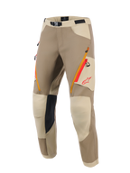 Pantalones Alpinestars Maxdura Dual, pantalones de moto para aventura, combinación de colores nogal y aluminio, con bolsillos con cremallera en los muslos en naranja y rojo, paneles de rodilla reforzados en beige claro con agarre interior negro y logotipo de Alpinestars en rojo, diseñados para la conducción dual-sport