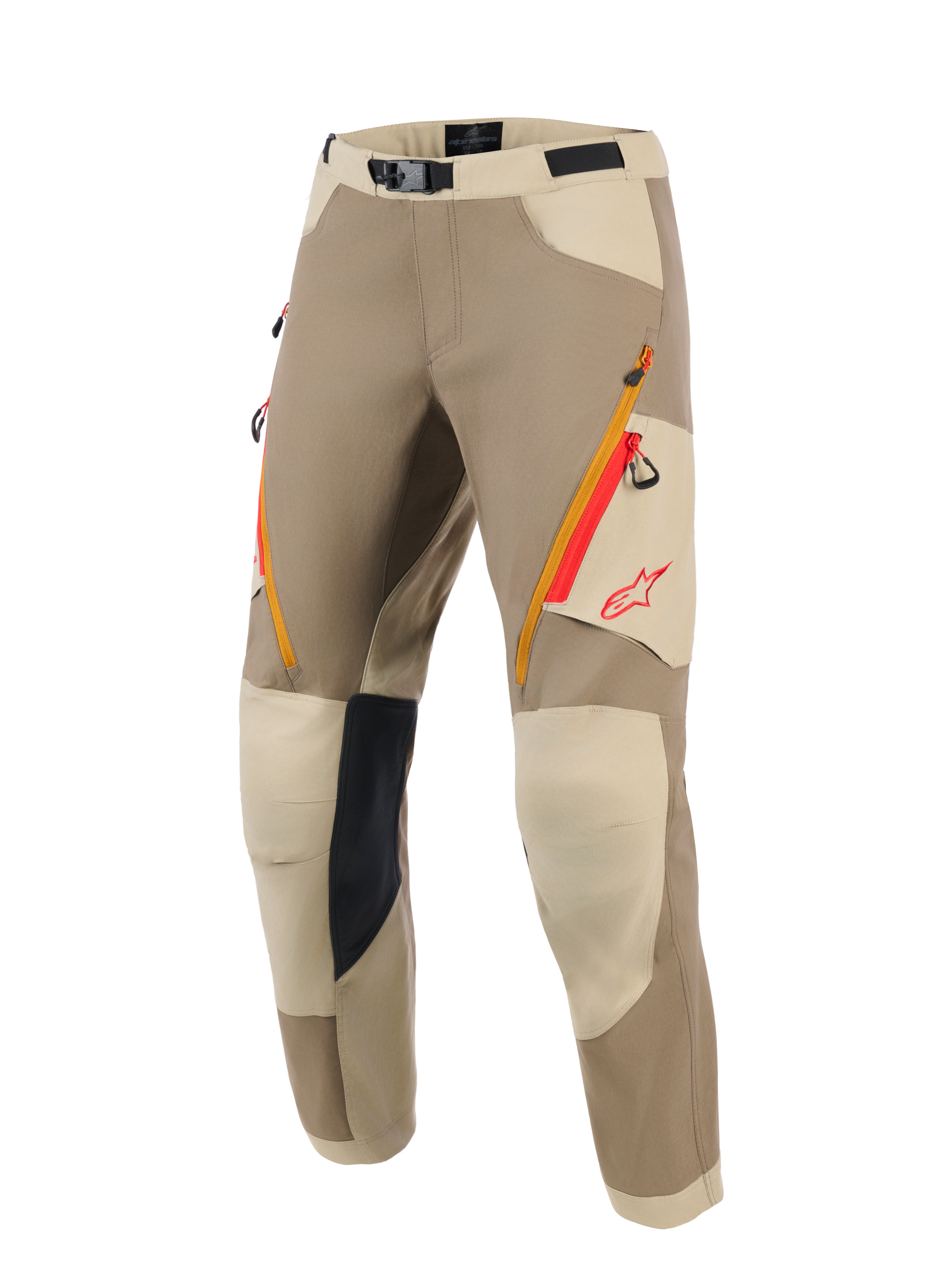 Pantalones Alpinestars Maxdura Dual, pantalones de moto para aventura, combinación de colores nogal y aluminio, con bolsillos con cremallera en los muslos en naranja y rojo, paneles de rodilla reforzados en beige claro con agarre interior negro y logotipo de Alpinestars en rojo, diseñados para la conducción dual-sport