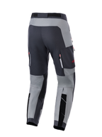 Alpinestars Maxdura Dual Pants, pantalones de motociclismo de aventura, gris oscuro y gris profundo, vista trasera que muestra el área del asiento reforzada y bolsillos de ventilación con cremallera y detalles rojos, diseñados para rendimiento dual-sport