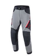 Pantalones Alpinestars Maxdura Dual, pantalones de motociclismo de aventura, en gris oscuro y gris intenso, con paneles de rodilla reforzados en gris oscuro, ventilaciones con cremallera roja en los muslos, logotipo Astars rojo en el muslo y cinturón de cintura ajustable con hebilla magnética, diseñados para conducción dual-sport