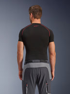 Pantalones Alpinestars Maxdura Dual, pantalones de motociclismo de aventura, gris oscuro y gris intenso, vista trasera que muestra paneles reforzados en el asiento y la cintura, usados con una capa base negra de manga corta, con bolsillos con cremallera y detalles rojos