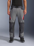 Alpinestars Maxdura Dual Pants, pantalones de aventura para moto, gris oscuro y gris intenso con detalles rojos, vista frontal que muestra ventilaciones con cremallera en los muslos, cinturón con hebilla magnética y paneles reforzados en las rodillas, diseño sobre la bota para conducción dual-sport.