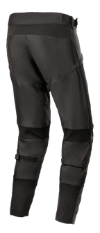 Pantalones Alpinestars T SP-5 Rideknit®, pantalones textiles para moto, color negro, vista trasera que resalta el perfil alto en la espalda y el ajuste entallado, con paneles elásticos de tecnología de punto detrás de las rodillas y en los tobillos, correas ajustables en la pantorrilla, equipamiento de alto rendimiento para carretera