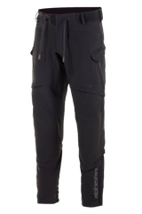 Pantalones Alpinestars Juggernaut Waterproof, pantalones de moto, negros, construcción softshell con membrana impermeable, aberturas de ventilación en los muslos, bolsillos cargo con cremallera, cintura elástica con cordones y puños en los tobillos, equipamiento para conducción urbana