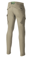 Alpinestars Caliber Slim Fit Tech Riding Pants, Verde Militar, vista trasera que muestra los bolsillos de carga en ángulo y una silueta entallada, presenta el logo Astars en la parte trasera de la cintura, pantalones de moto duraderos de estilo combate urbano