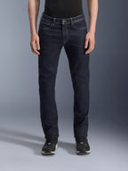 Alpinestars Copper V3 Denim Pants, jeans de moto urbanos para hombre, azul Rinse Blue, confección en denim de algodón elástico con corte regular y pernera recta, vista frontal en modelo.