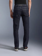 Alpinestars Copper V3 Denim Pants, jeans de moto urbanos para hombre en azul Rinse Blue, vista trasera en modelo mostrando el corte recto regular, bolsillos traseros y costuras en contraste.