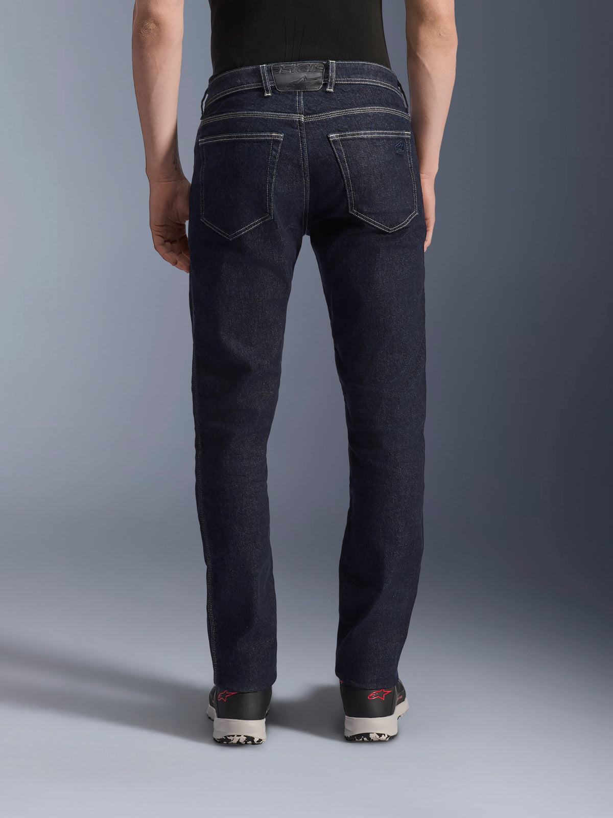 Alpinestars Copper V3 Denim Pants, jeans de moto urbanos para hombre en azul Rinse Blue, vista trasera en modelo mostrando el corte recto regular, bolsillos traseros y costuras en contraste.