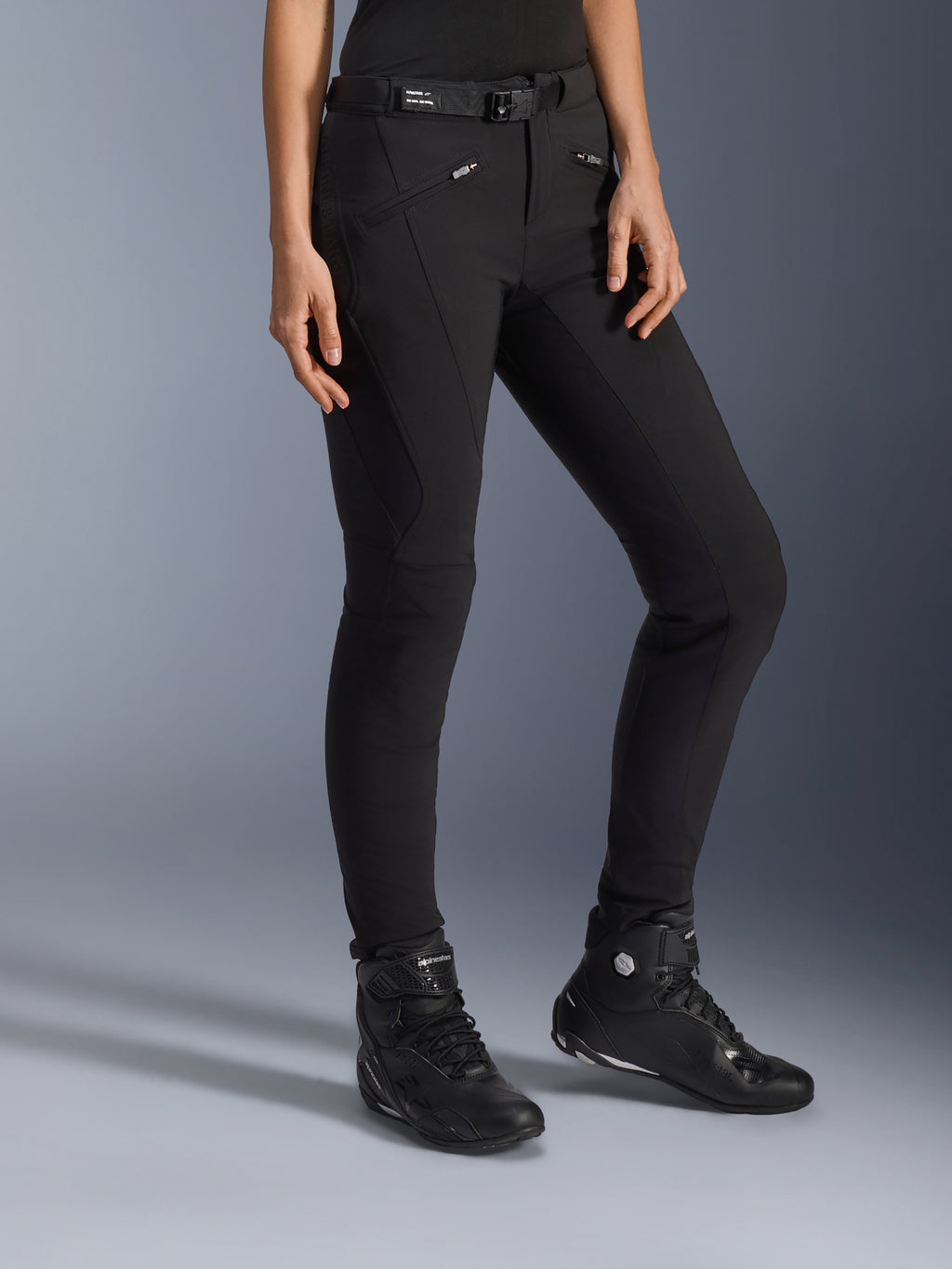 Alpinestars Alamosa Women Pants, pantalones de motociclismo urbanos negros para mujer, diseño de ajuste entallado con bolsillos con cremallera y cinturón integrado, combinados con calzado de conducción de caña alta de color negro