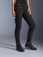 Alpinestars Alamosa Women Pants, pantalones de motociclismo urbanos negros para mujer, diseño de ajuste entallado con bolsillos con cremallera y cinturón integrado, combinados con calzado de conducción de caña alta de color negro