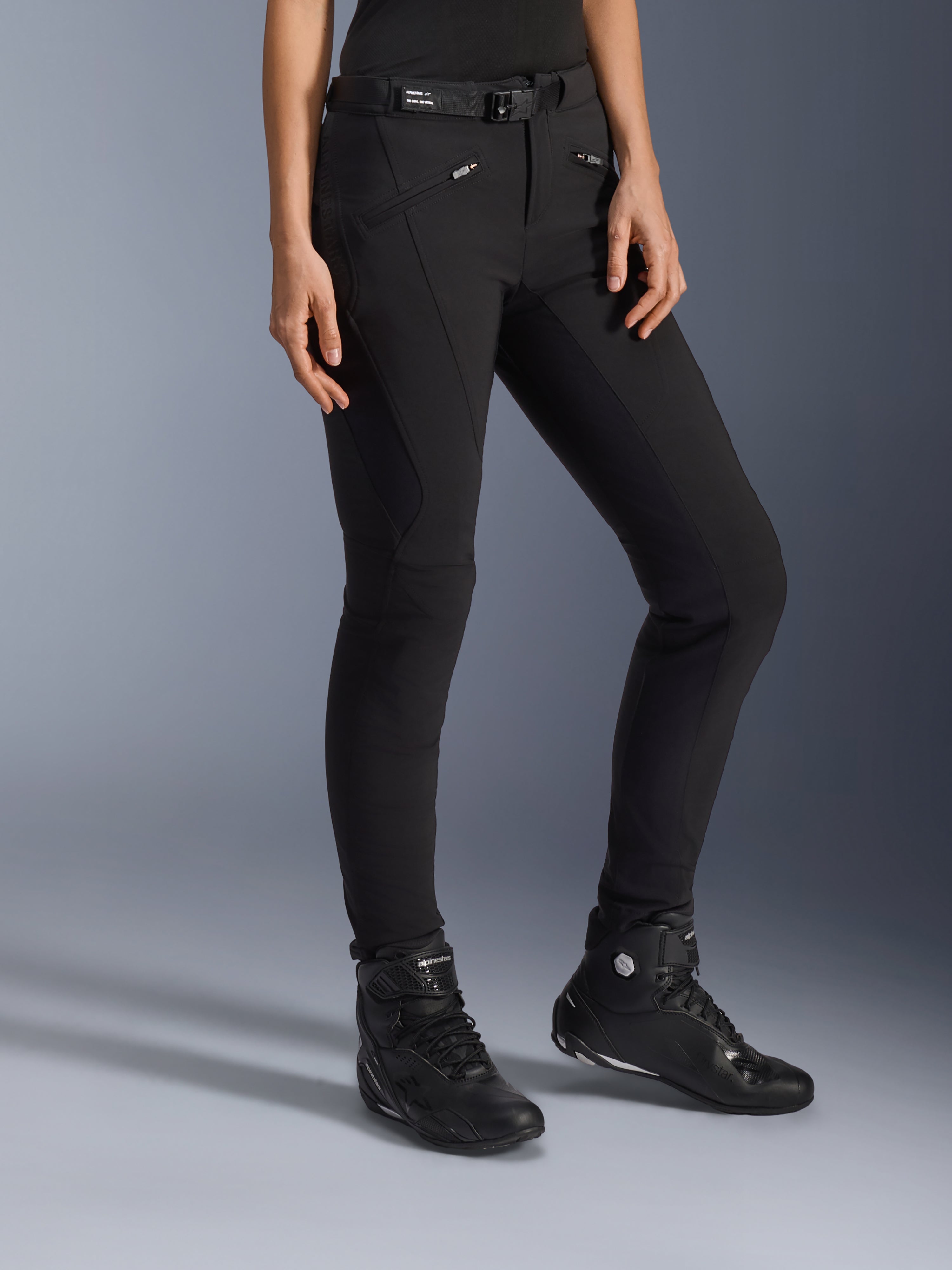 Alpinestars Alamosa Women Pants, pantalones de motociclismo urbanos negros para mujer, diseño de ajuste entallado con bolsillos con cremallera y cinturón integrado, combinados con calzado de conducción de caña alta de color negro