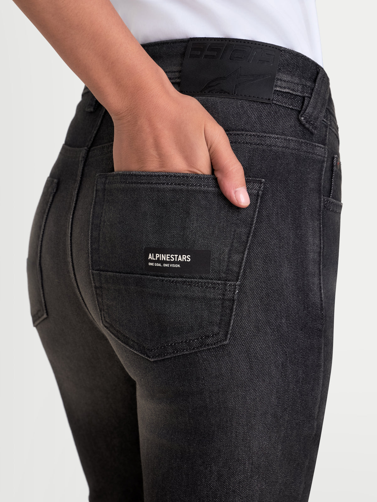 Alpinestars Stella Flex-AST 7 Denim Pantalones, pantalones de moto urbanos para mujer, negros deslavados, vista de cerca con detalle del bolsillo trasero y parche de cuero en la cintura
