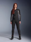 Alpinestars Stella Troop-Air Pants, pantalones de moto para mujer en color negro, incluye paneles de malla y bolsillos con cremallera, combinados con una chaqueta de malla negra y gris con detalles rosas y botas de moto negras, conjunto completo de motociclismo urbano