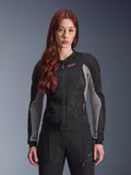 Chaqueta Alpinestars Stella Troop-Air para mujer, chaqueta de malla para moto, negro, gris ceniza y rosa flúor, vestida por una modelo con pantalones de conducción a juego, con construcción de malla técnica 2D ventilada y detalles de logotipo en rosa, diseñada para conducción urbana en verano
